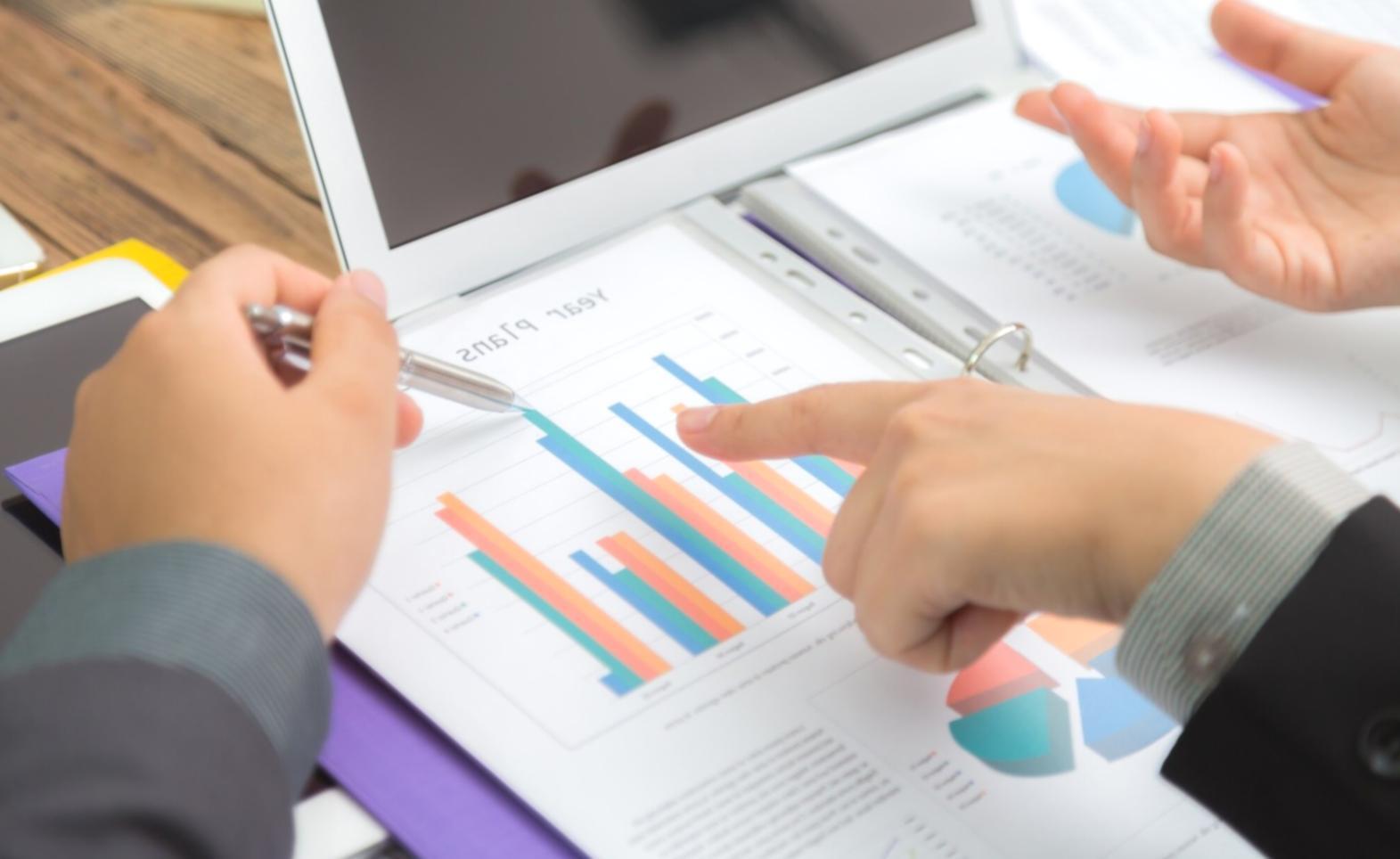 Équipe variomelivo travaillant sur des solutions de gestion financière